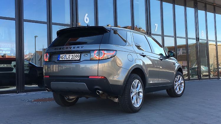 Den Dachspoiler braucht es beim Discovery Sport fahrtechnisch vielleicht nicht, aber schnittig sieht er aus.