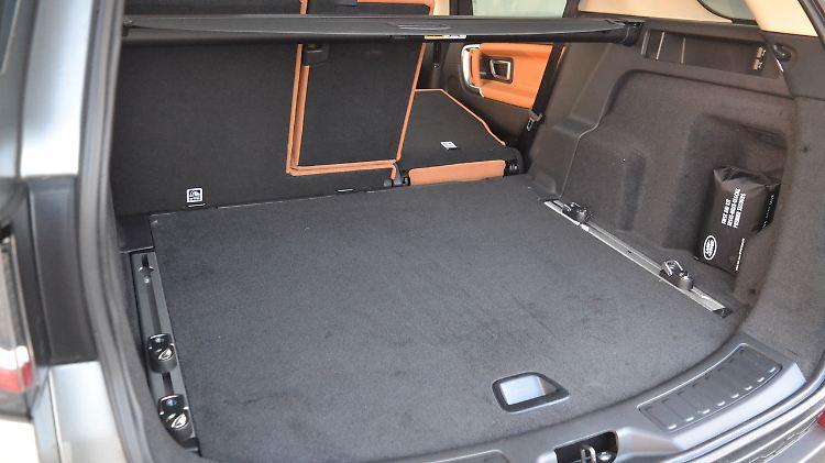 Bei bis zu 1698 Liter Volumen kommen beim Discovery Sport keine Fragen auf. Lediglich die entstehende Kante nach dem elektrischen Umlegen der Rückbank stört.