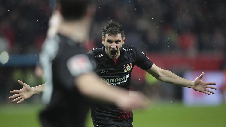 Lucas Alario freut sich über seinen Führungstreffer.