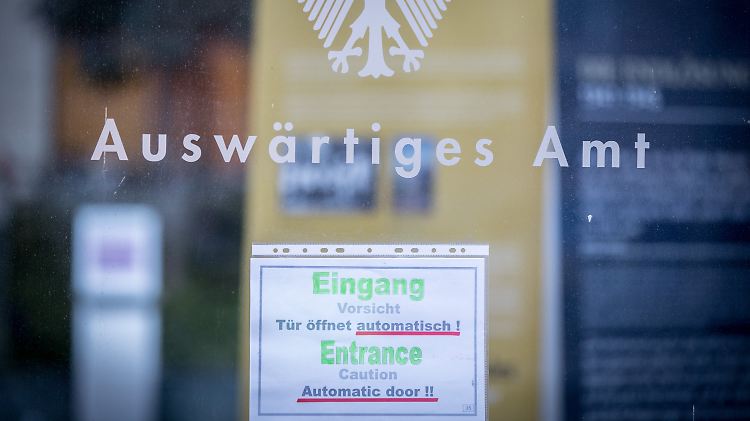 Eine Eingangstür des Auswärtiges Amtes in Berlin.