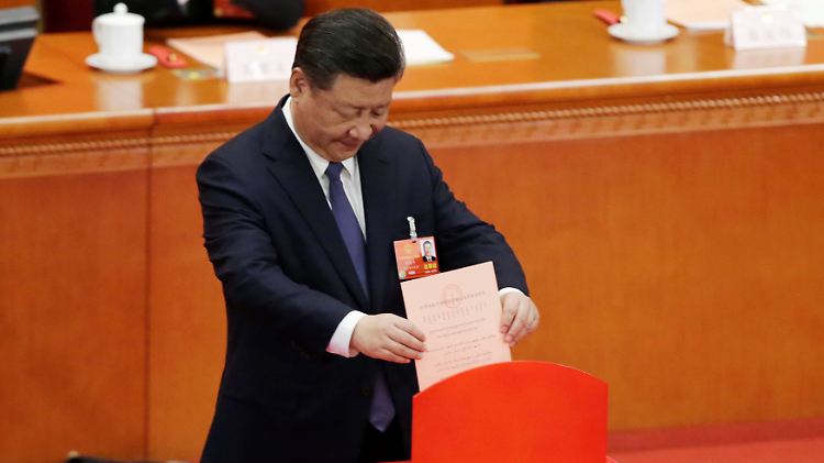 Xi wirft seinen Stimmzettel beim Entscheid über die Verfassungsänderung ein.