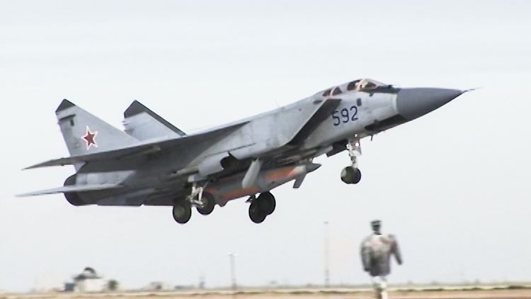 Dieses MiG-31 Kampfflugzeug ist mit einer "Kinschal" bestückt.