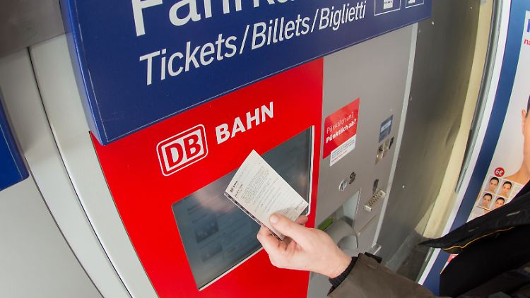 Papierkarten gibt es weiterhin. Doch wer sich per Smartphone eincheckt und eine Platzreservierung hat, soll künftig nicht mehr kontrolliert werden.