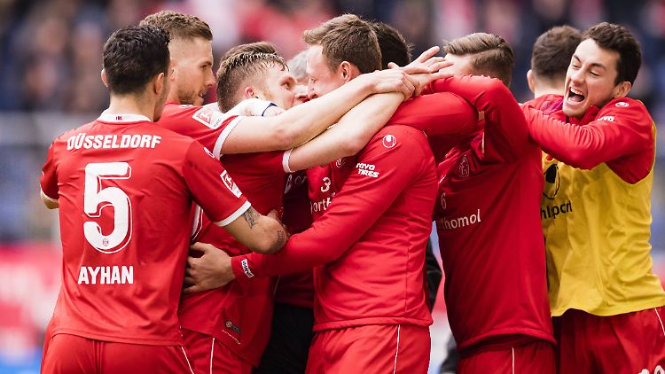 Alle für einen: Die Düsseldorfer Fortunen feiern ihren Torschützen Rouwen Hennings.