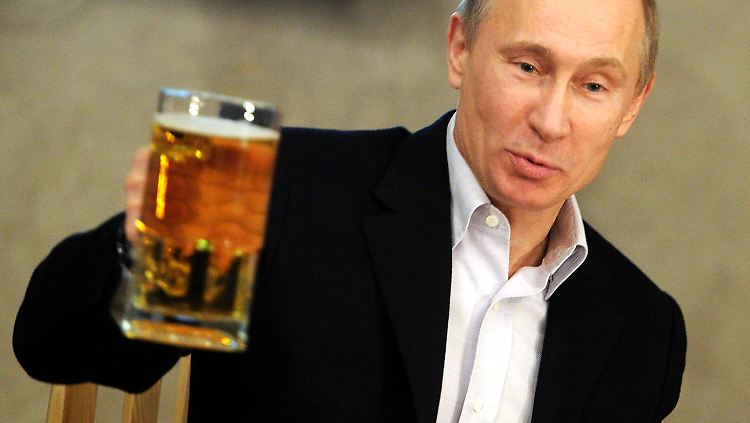 Schmeckt ihm. Nicht zuletzt dank Merkel ist Putins Bierversorgung gesichert.
