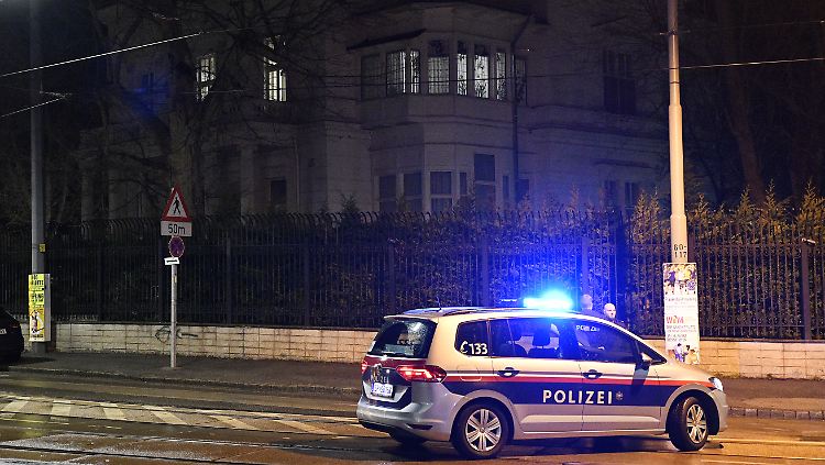 Polizei sichert den Tatort vor der Residenz.