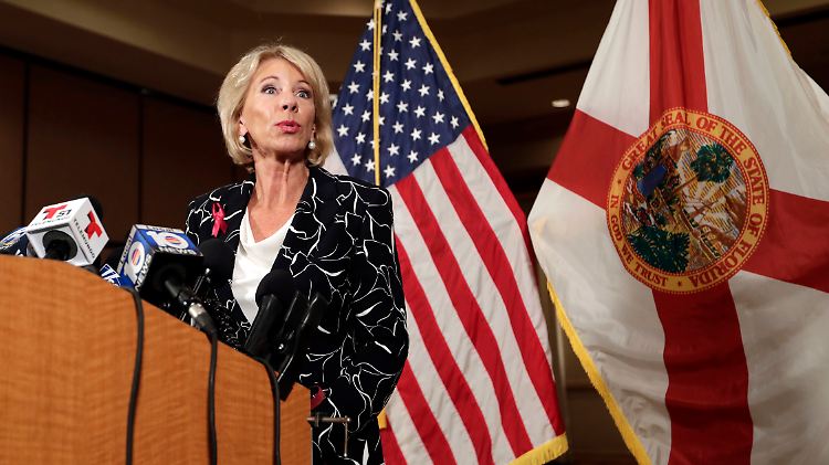 US-Bildungsministerin Betsy DeVos will die Sicherheit an Schulen "drastisch erhöhen".