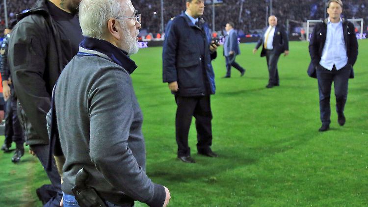 Unfassbare Szenen: Der Klubboss von Paok stürmt mit einer Pistole am Gürtel aufs Spielfeld und bedroht den Schiedsrichter.