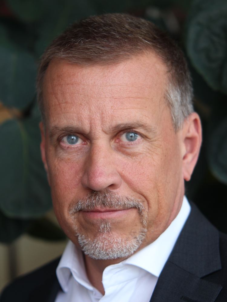 Mark-Uwe Falkenhain verfügt über insgesamt 30 Jahre Berufserfahrung bei der Beratung vermögender Privat- und Geschäftskunden. Nach verschiedenen Stationen bei deutschen und internationalen Großbanken ist er bei Geneon seit zehn Jahren als Vorstand tätig.