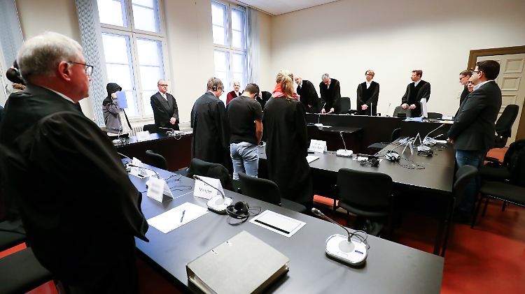 Nur einer der drei Angeklagten hat seine IS-Mitgliedschaft vor Gericht gestanden.