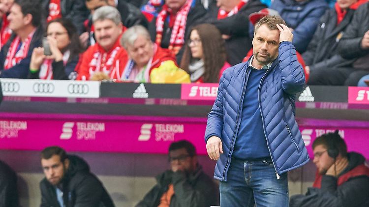 Das war's dann: Bernd Hollerbach beim 0:6 des HSV am Samstag in München.