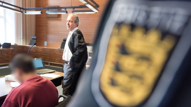 Der angeklagte Hussein K. sitzt im Gerichtssaal neben Pflichtverteidiger Sebastian Glathe. (Archivbild vom 8. Januar)