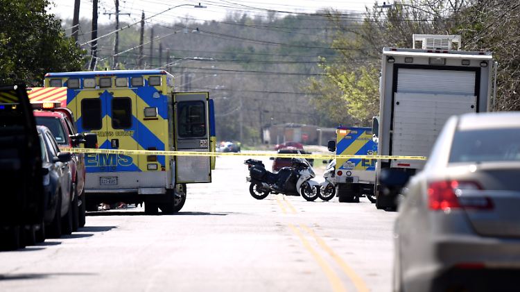 Einer der Anschlagsorte in Austin: Die Polizei sperrt nach der Explosion einer Paketbombe die Straße ab.