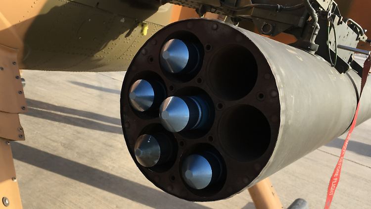 Die Afghanischen Piloten werden im Schnellverfahren ausgebildet. Fast täglich greifen die Taliban staatliche Einrichtungen an, die Luftwaffe soll sie stoppen. Dafür werden auch Helikopter mit Raketen beladen.