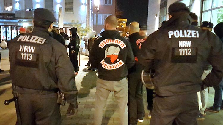 Treffen des Osmanen Germania BC werden oft von der Polizei überwacht - wie hier 2016 in Neuss.