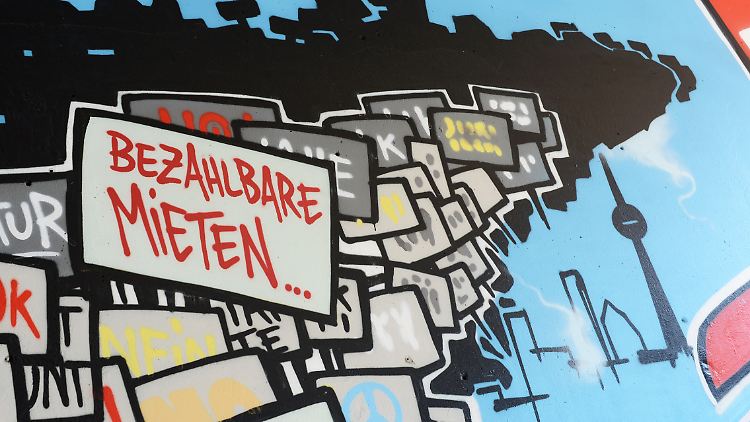 Ein Graffito am Kottbuser Tor in Berlin-Kreuzberg fordert bezahlbare Mieten.