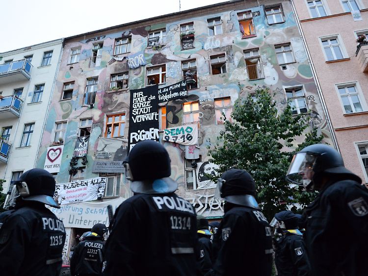 Im Juni 2008 entstand auch aus dem neunköpfigen Hausprojekt Rigaer78 in Berlin ein selbstverwaltetes Zuhause: Die Hausgemeinschaft wurde durch das Mietshäuser-Syndikat unterstützt. Allerdings tobt in direkter Nachbarschaft (Rigaer94) seit Jahren ein Kampf zwischen linksautonomer Szene und Polizei.