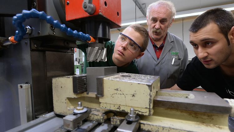 Rajmund Boruch aus Polen (l) und Nikolai Dimitrow aus Bulgarien (r) lernen in einer Chemnitzer Metallwerkstatt.
