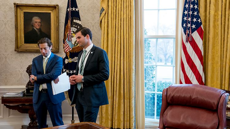 Ganz nah dran am US-Präsidenten: Trumps persönlicher Assistent John McEntee (r.) im Oval Office.