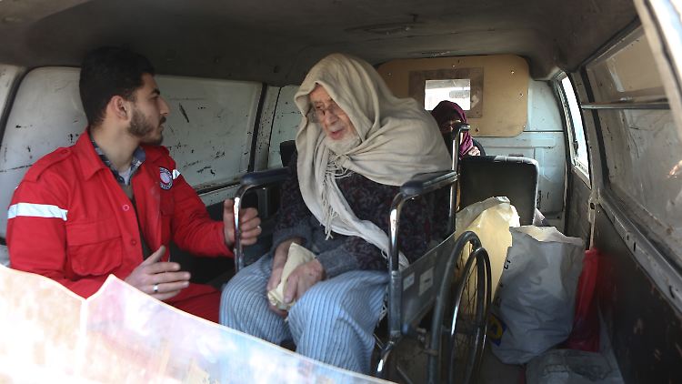 Die Hilfsorganisation Roter Halbmond bringt Alte, Verletzte und Kinder in Bussen von Ost-Ghuta nach Damaskus.
