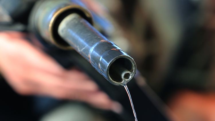Die Deutschen berappen an den Zapfsäulen weniger.