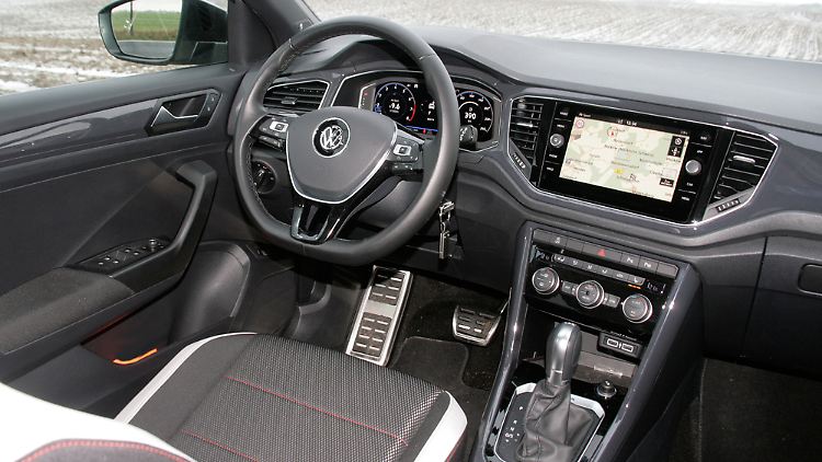 Klar gegliedert und funktional: Das Cockpit mit Touchscreen-Infotainment-System im VW T-Roc.