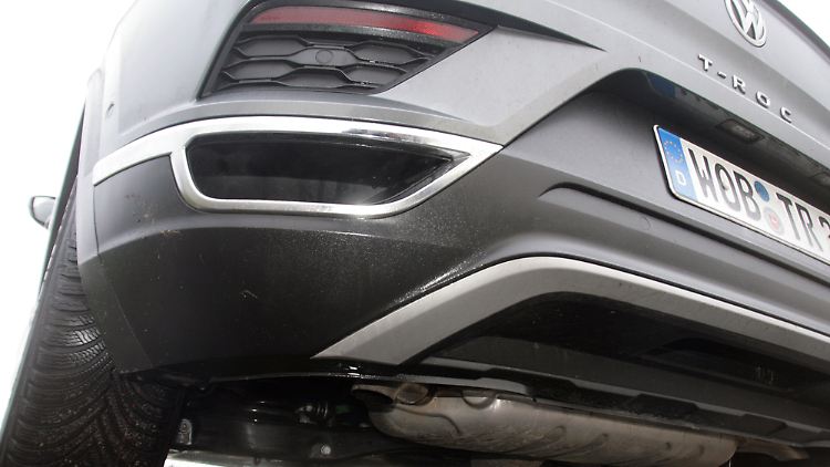 Schein und Wirklichkeit am VW T-Roc: Auspuff einmal als Styling-Idee, einmal als Funktions-Bauteil.