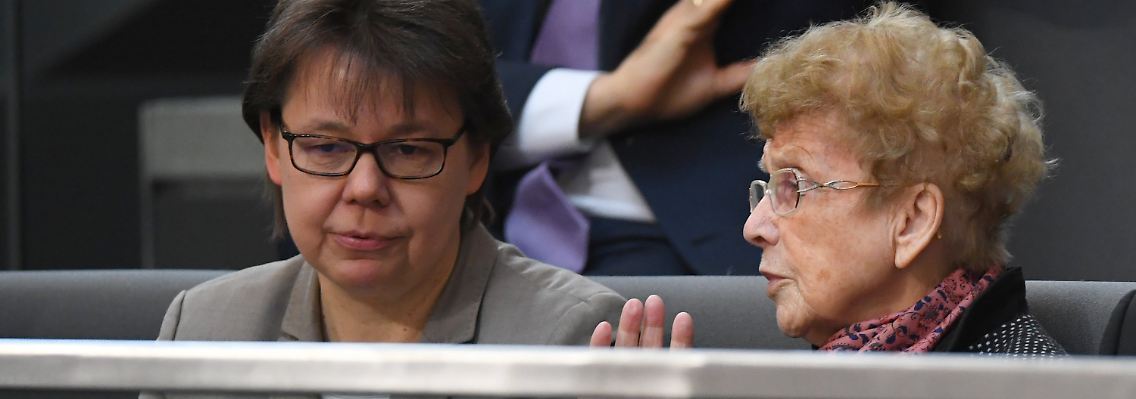 Merkels Mutter Herlind Kasner (r.) mit der Büroleiterin der Kanzlerin, Beate Baumann.