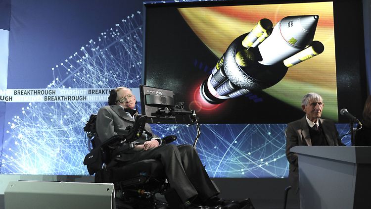 Hielt auch interstellare Reisen für möglich: Stephen Hawking bei der Präsentation des Projektes "Breakthrough Starshot" im April 2016.