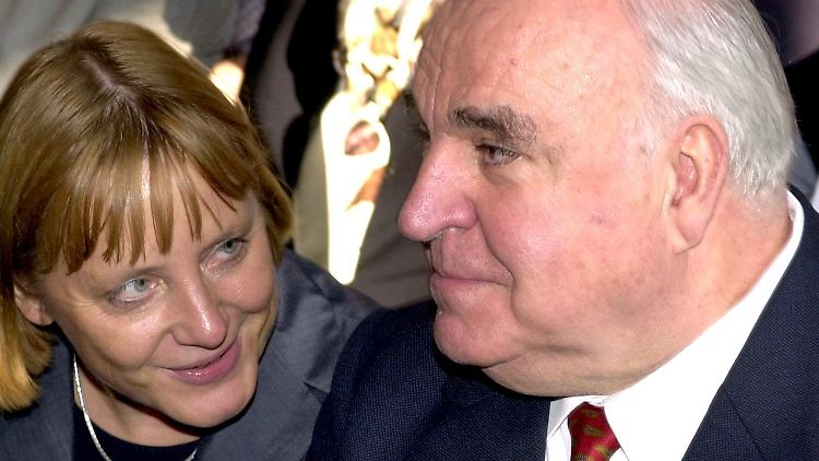 Helmut Kohl und Angela Merkel im September 2000 bei einer Veranstaltung zum zehnten Jahrestag der Wiedervereinigung.