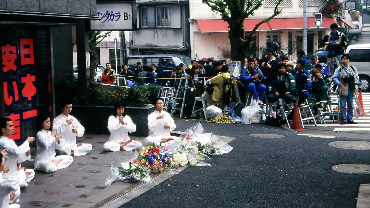Mitglieder von Ōmu Shinrikyō in Tokio im April 1995.
