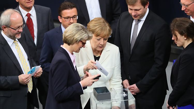Angela Merkel bei ihrer Stimmabgabe.