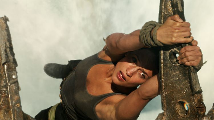 Sie hangelt sich so durch: Alicia Vikander in "Tomb Raider".