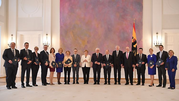 Bundespräsident Steinmeier überreichte den Ministerinnen und Ministern ihre Ernennungsurkunden.