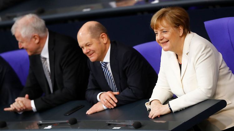 Eingerahmt vom neuen Innenminister Horst Seehofer und Bundeskanzlerin Angela Merkel sitzt der frisch vereidigte Finanzminister Olaf Scholz auf der Regierungsbank.