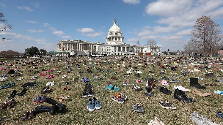 Mit 7000 Schuhpaaren vor dem US-Kapitol gedenken Aktivisten an getötete Kinder.