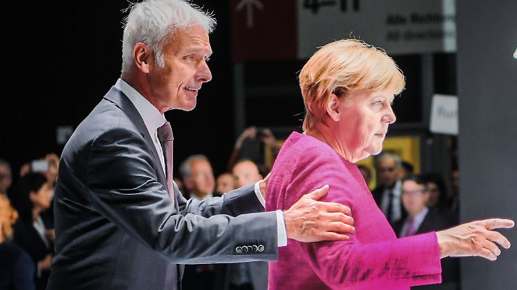 Auf der IAA weist VW-Chef Müller Kanzlerin Merkel den Weg.