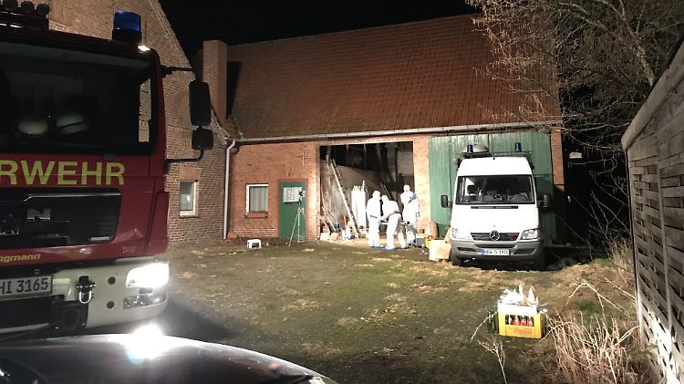 Ermittler sichern Spuren auf dem Gehöft, auf dem die erste Leiche gefunden worden war.