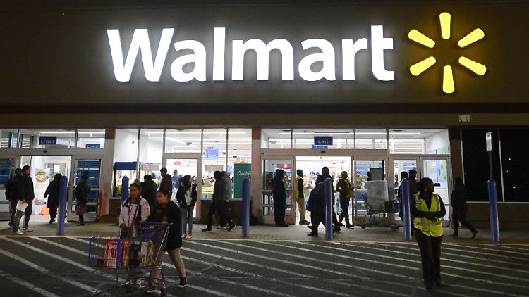 Auch nach Einbruch der Dunkelheit ist der Andrang bei Walmart groß.