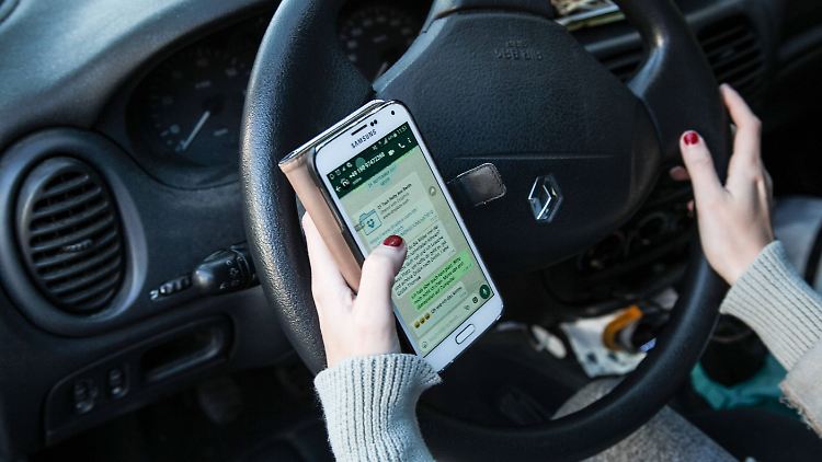 Handy am Steuer führt nicht nur zu Bußgeldern, sondern auch häufiger zu Unfällen.