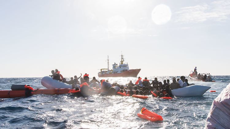 Flüchtlinge werden vor der libyschen Küste aus dem Mittelmeer geborgen.