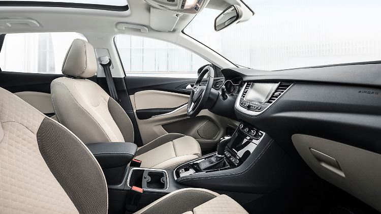 Im Innenraum des Opel Grandland X macht sich die höhere Ausstattungslinie deutlich bemerkbar.