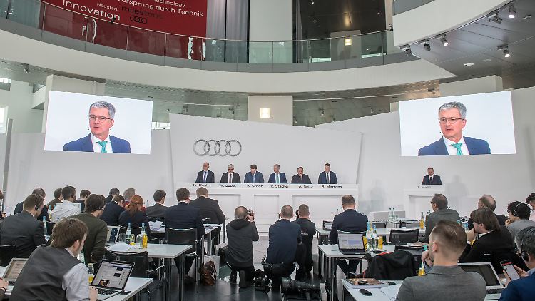 Große Bilanzpressekonferenz in Ingolstadt: Audi-Chef Rupert Stadler (l. u. r.) spricht.
