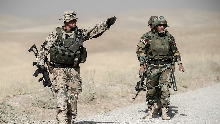 Bundeswehrsoldaten und Soldaten der kurdischen Peschmerga bei einer Übung 2016 im Irak.