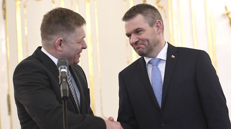 Lächeln die Krise weg: der scheidende Ministerpräsident Robert Fico (links) und sein Nachfolger Peter Pellegrini.
