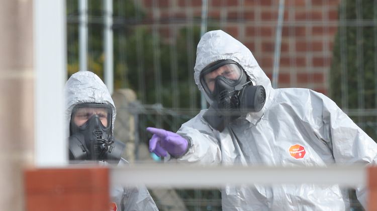 Soldaten tragen während der Ermittlungen in Salisbury spezielle Ausrüstung zum Schutz vor dem Nervengift.