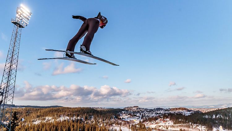 Der künftige Sieger vor strahlend blauem Himmel: Kamil Stoch.