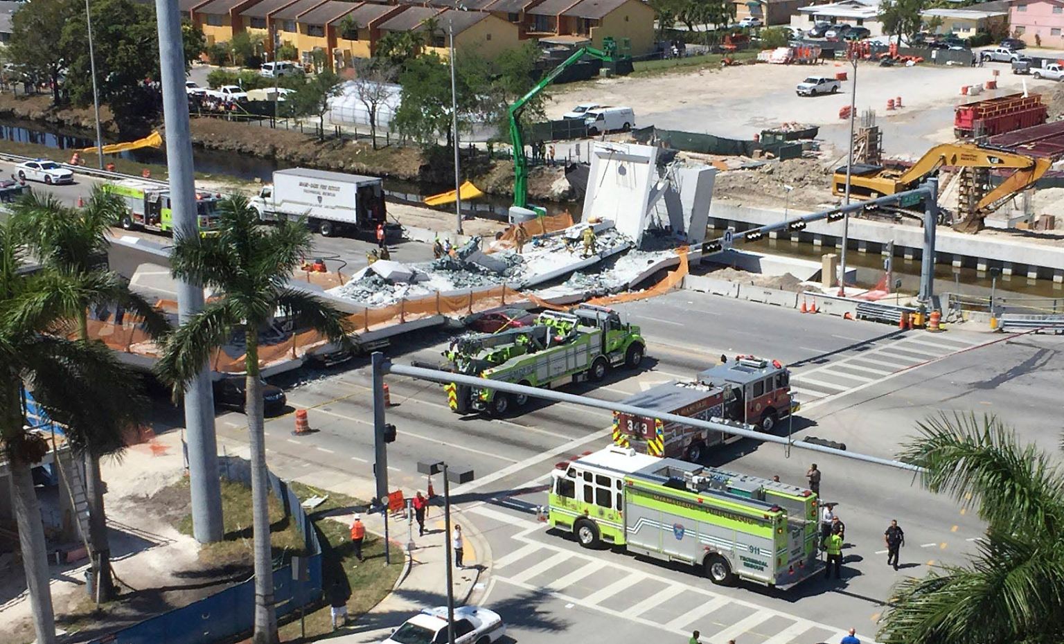 Tragisches Unglück in Miami: Im Westen der Stadt bricht der Neubau einer Fußgängerüberführung in sich zusammen - offenbar unter dem eigenen Gewicht.