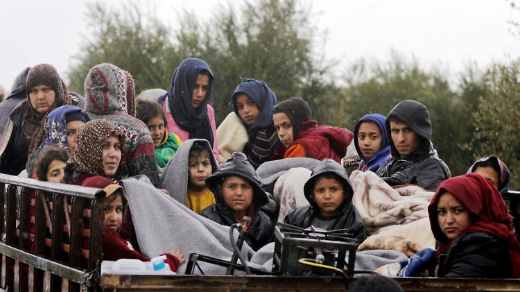 Familien verlassen im Nordosten von Afrin die Stadt.