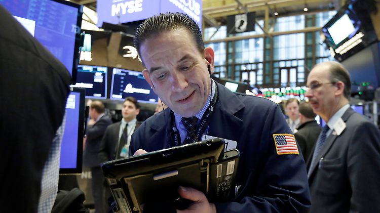 Drohender Handelskrieg, Banken, US-Sanktionen gegen Russland, Mueller klopft bei Trump an: Der Dow steuert durch einen bewegten Donnerstagshandel.